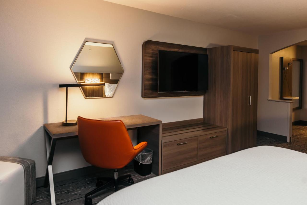 Holiday Inn Express And Suites Urbandale Des Moines, An Ihg Hotel Esterno foto